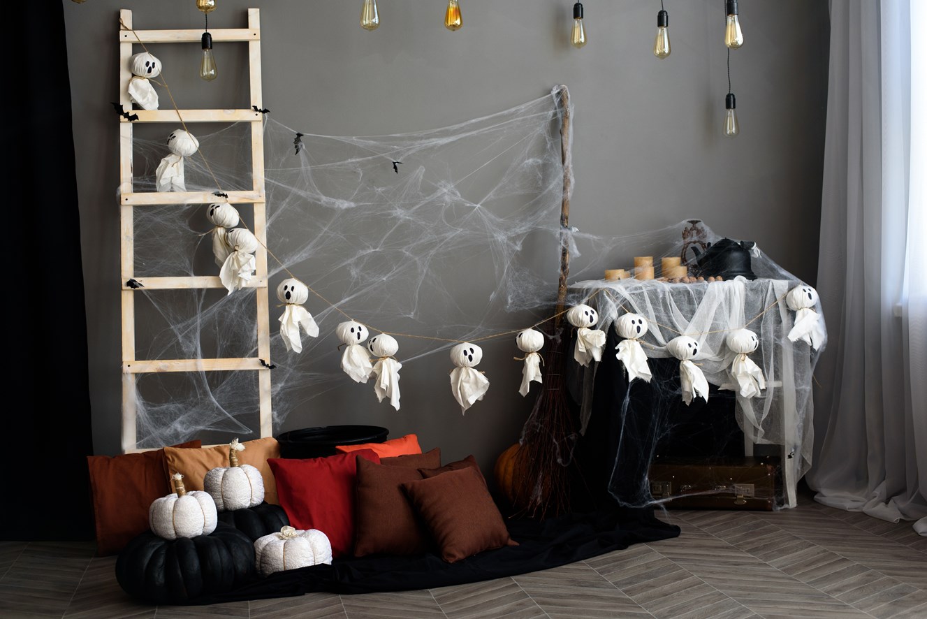 Ghost tissue garland DIY Halloween
