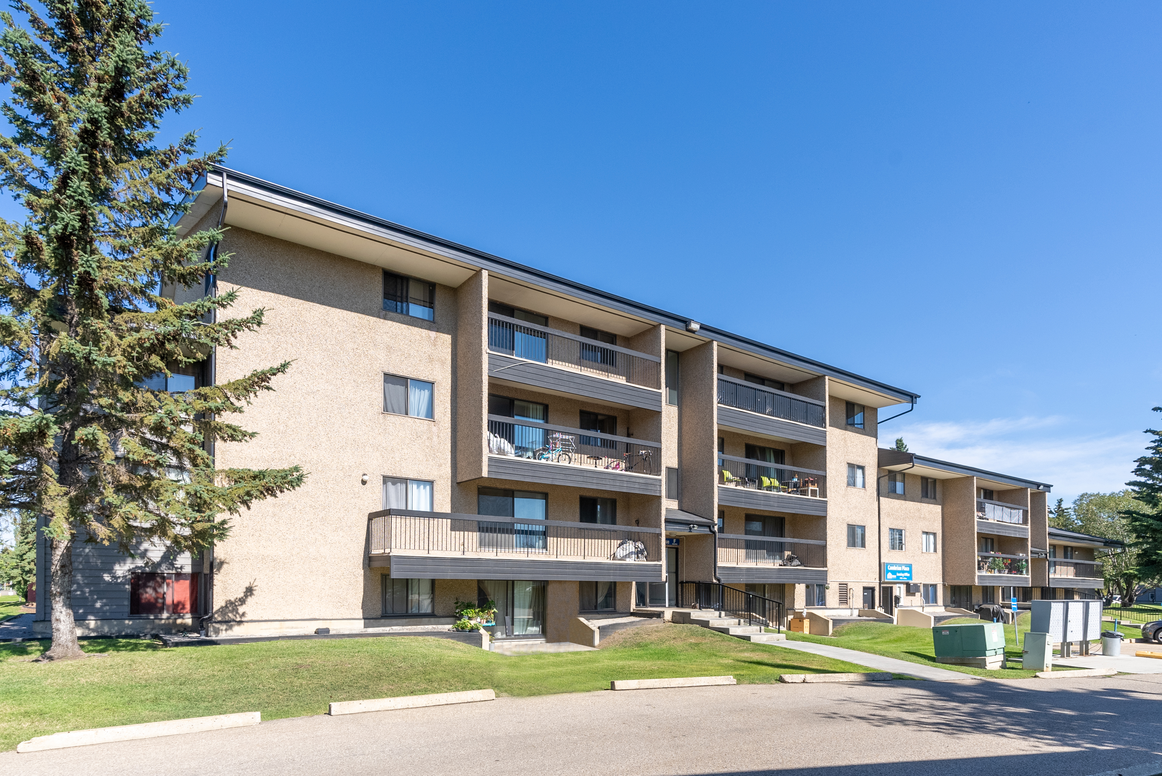 photo de la propriété pour le 17735 64 Ave NW, Edmonton
