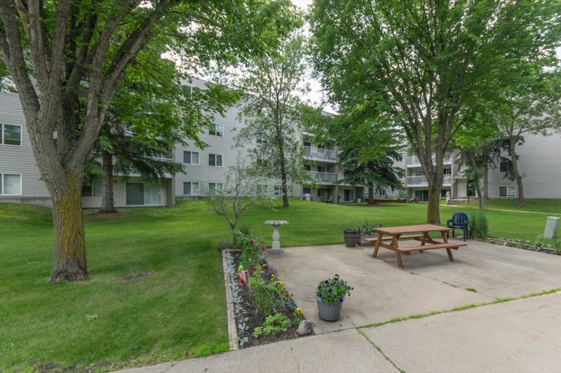 photo de la propriété pour le 5020 Riverbend Rd. NW, London